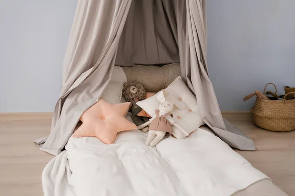枕やおもちゃ付きの子供用テントベッド 子供部屋のインテリア — ストック写真