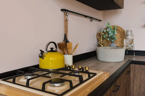 Желтый Чайник Газовой Плите Деревянной Кухне Загородного Дома Скандинавском Стиле — стоковое фото