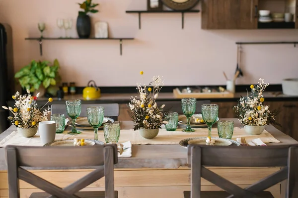 Una Hermosa Mesa Comedor Festivo Estilo Rústico Flores Secas Jarrón — Foto de Stock