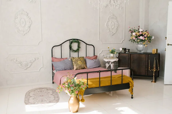 Неоклассический Интерьер Спальни Кровать Розовым Покрывалом Серыми Подушками Цветы Вазе — стоковое фото