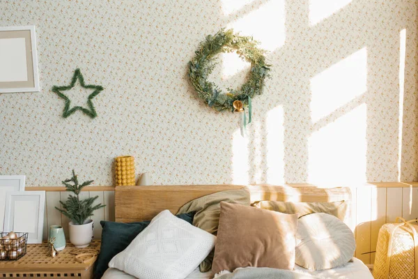 Ліжко Подушками Різдвяними Прикрасами Спальні Скандинавському Стилі — стокове фото