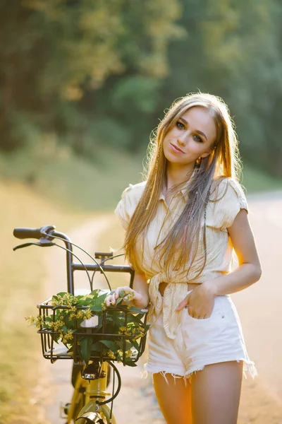 Молодая Красивая Женщина Стоит Рядом Велосипедом Плетеной Корзиной Полной Цветов — стоковое фото