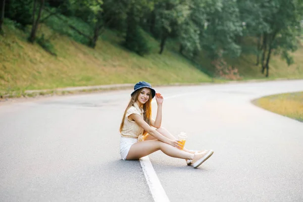 Uma Menina Feliz Shorts Brancos Uma Blusa Amarela Segura Copo — Fotografia de Stock