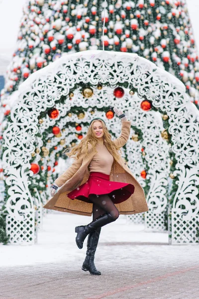 Young Stylish Woman Having Fun Crewing Festive Christmas Market Background — Φωτογραφία Αρχείου