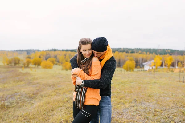Feliz Casal Apaixonado Andando Parque Dia Ensolarado Outono — Fotografia de Stock