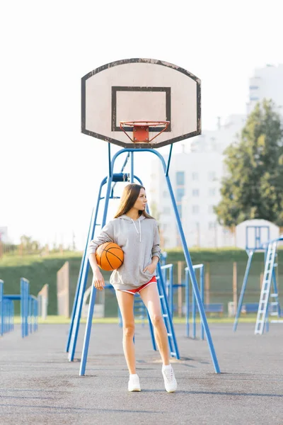 Весела Молода Жінка Одягнена Повсякденний Сучасний Одяг Позувала Баскетболом Стадіоні — стокове фото