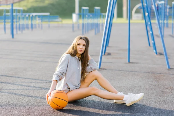 Брюнетка Веселая Молодая Женщина Повседневной Современной Одежде Позирует Баскетболом Стадионе — стоковое фото