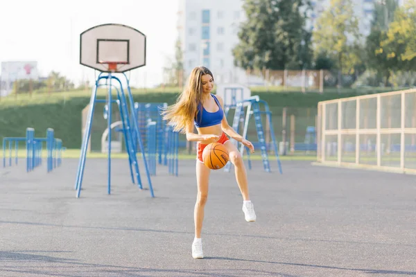 Mujer Jugando Baloncesto Aire Libre Día Verano — Foto de Stock