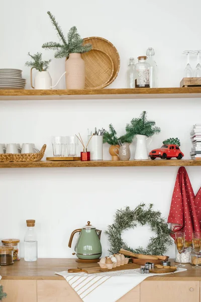 Cocina Invierno Con Decoraciones Rojas Turquesas Utensilios Cocina Navidad Estilo — Foto de Stock