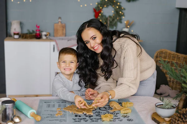 Genç Bir Anne Küçük Oğlu Noel Mutfakta Zencefilli Kurabiye Kesip — Stok fotoğraf
