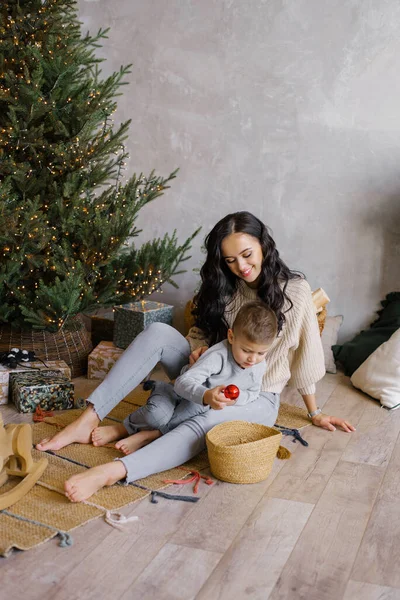 Anne Küçük Oğlu Oturma Odasındaki Noel Ağacının Yanında Yerde Oynuyorlar — Stok fotoğraf