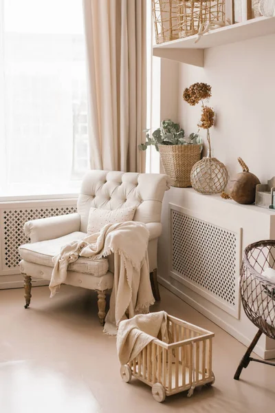 Sala Estar Está Decorada Tonos Beige Una Silla Con Una — Foto de Stock