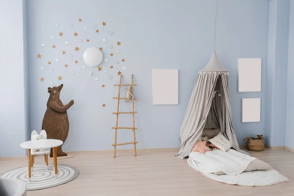 子供部屋のインテリアは青とベージュの色で装飾されています 熊は小さな風船を手に持っている プラスチックボールで作られたプールでスライドします 枕とおもちゃ付きのテントベッド — ストック写真