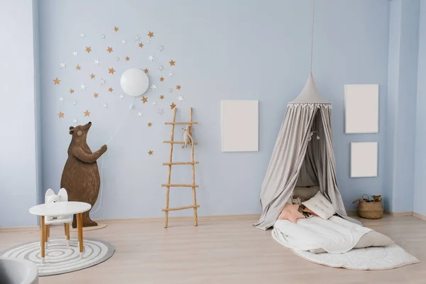 Het Interieur Van Kinderkamer Ingericht Blauwe Beige Kleuren Beer Houdt — Stockfoto