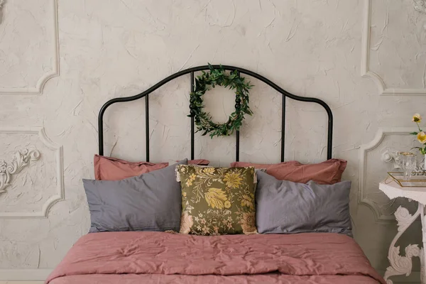 스칸디나비아 인이나 고전적 스타일 분홍색 먼지투성이 린네르 베개가 침대에는 나뭇잎으로 — 스톡 사진