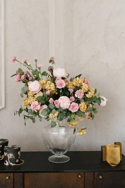 Lyxig Bukett Blommor Glasvas Inredningen Huset — Stockfoto