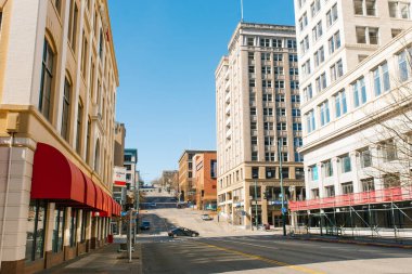 Tacoma, Washington, ABD. Nisan 2021. Güneşli bir günde şehir merkezinde binalar
