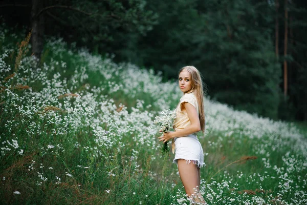 Girl Field Flowers Beautiful Young Woman Field White Meadow Flowers — Stock Photo, Image