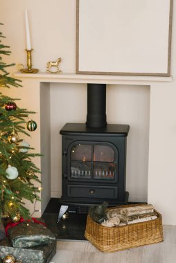 Noel için dekore edilmiş bir evin içinde ev yapımı siyah şömine.