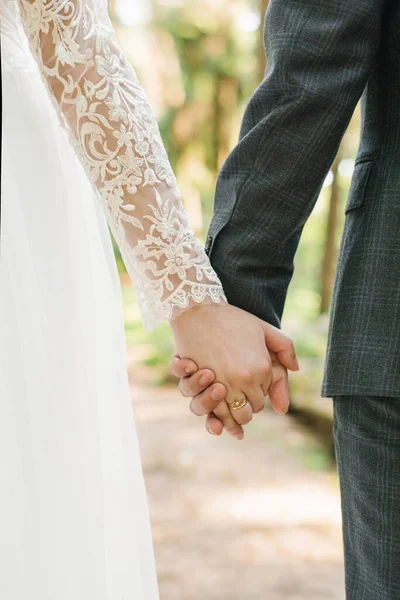 結婚式のカップル 恋人の花嫁と新郎の手を握って行く — ストック写真