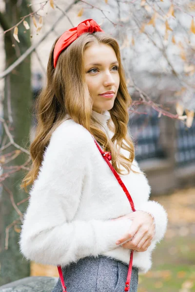 Hermosa Joven Europea Con Una Banda Roja Pelo Caminando Aire —  Fotos de Stock