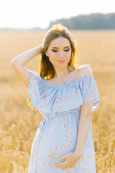 Mujer Embarazada Joven Vestido Azul Relajante Fuera Naturaleza — Foto de Stock