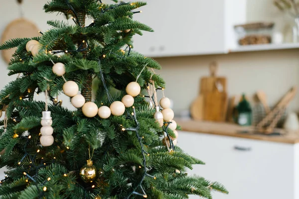 Elegantes Cuentas Madera Árbol Navidad Comedor Una Casa Escandinava — Foto de Stock