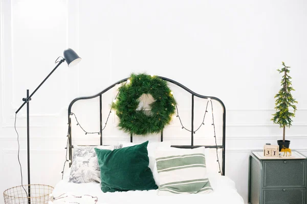 Романтична Спальня Світлих Кольорах Прикрашена Новими Роками Різдвяними Святами Настрій — стокове фото