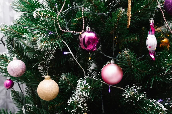 Roze Kerstballen Hangen Aan Boom Kopieerruimte — Stockfoto