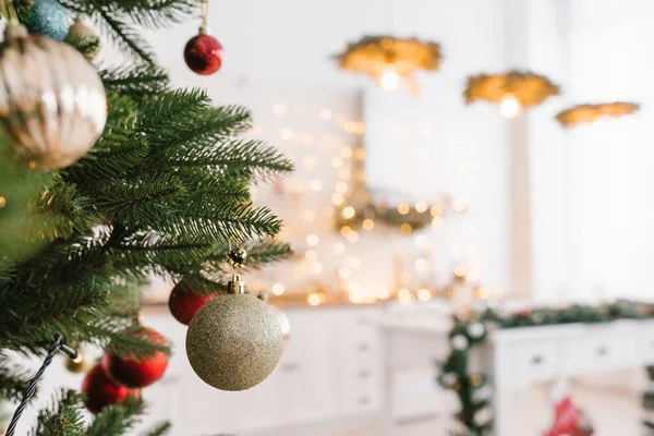 Pelotas Juguete Navidad Árbol Navidad Fondo Cocina Decoradas Para Año — Foto de Stock