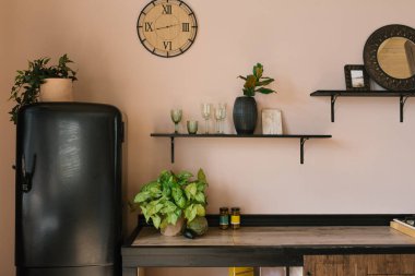 Güzel dekorlu ahşap mutfak ve mutfak gereçleri