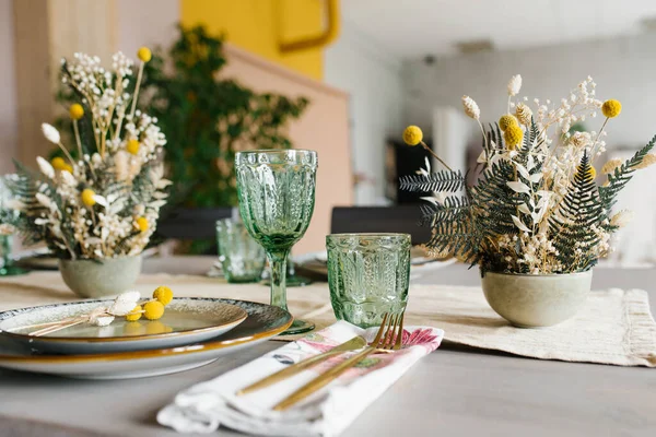 Tavolo Pranzo Rustico Fiori Secchi Vaso Bicchieri Vetro Verde Piatti — Foto Stock