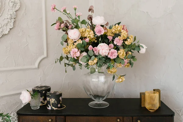 Lyxig Bukett Blommor Glasvas Står Byrån Inredning Hemmet — Stockfoto