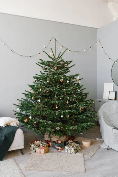 Ένα Όμορφο Έλατο Χριστουγεννιάτικο Δέντρο Παιχνίδια Και Έναν Καναπέ Μαξιλάρια — Φωτογραφία Αρχείου