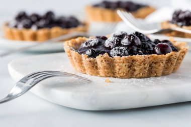 Lezzetli yaban mersinli tartlar yemek için hazır..