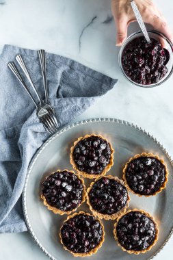 Yaban mersinli turta ve ekstra soslu yaban mersinli sos..