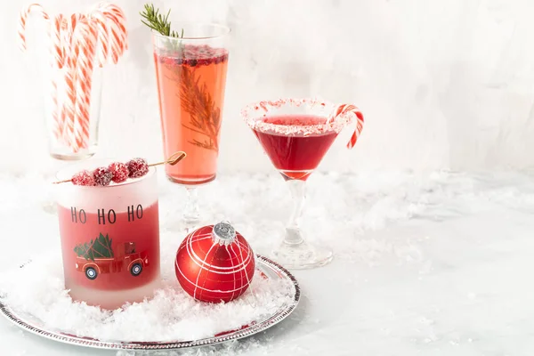 Coquetéis de Natal refrescantes contra um fundo brilhante pronto para beber. — Fotografia de Stock