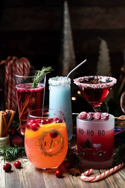 Various Christmas cocktails against a dark background. — Stock Photo, Image