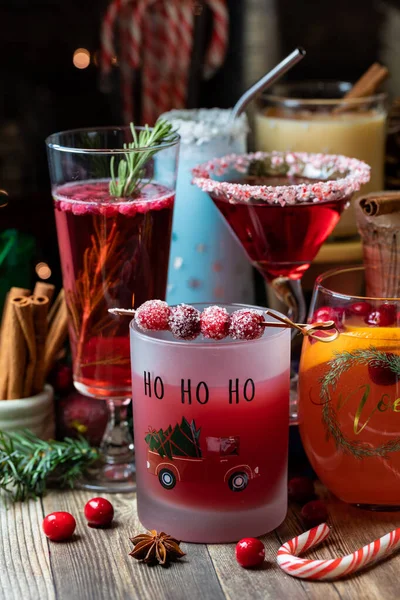 Egy közeli felvétel a karácsonyi koktélok ivásra kész. — Stock Fotó