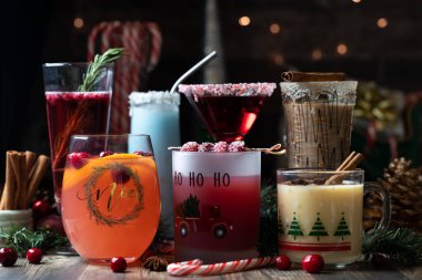 Birkaç Noel kokteylinin önü karanlık bir arka planla çevrili..