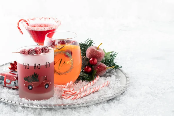 Uma bandeja de coquetéis de Natal prontos para beber com espaço de cópia à direita. — Fotografia de Stock