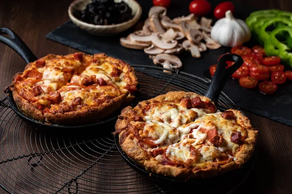 Twee individuele diepe schotel pepperoni pizza 's klaar om te eten. — Stockfoto