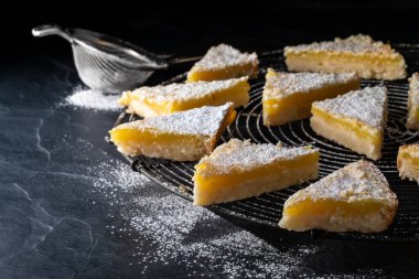 Yuvarlak soğutma rafında pudra şekerli limon üçgenleri..
