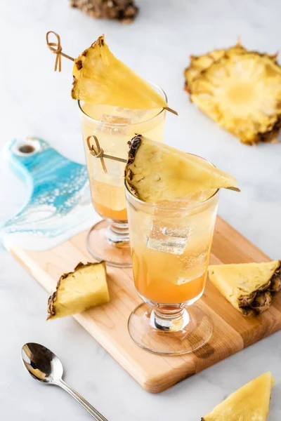 Ananas Sunrise Mimosas bereit zum Trinken — Stockfoto