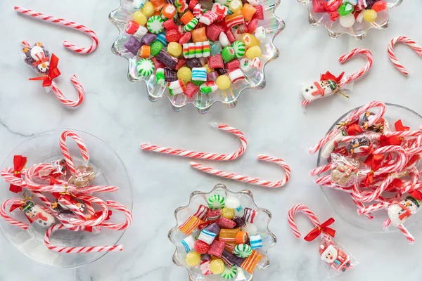 Vista de arriba hacia abajo de un arreglo de caramelos de Navidad duros contra un fondo claro. — Foto de Stock