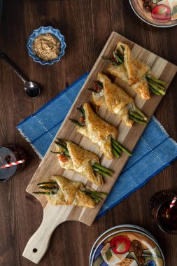 Kuşkonmaz ve jambonlu pasta paketleri aperatif tabaklar ve batırmak için tahıllı dijon hardalı..
