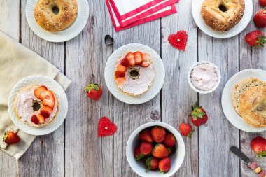 Krem peynirli ve çilekli kahvaltı masası manzarası..