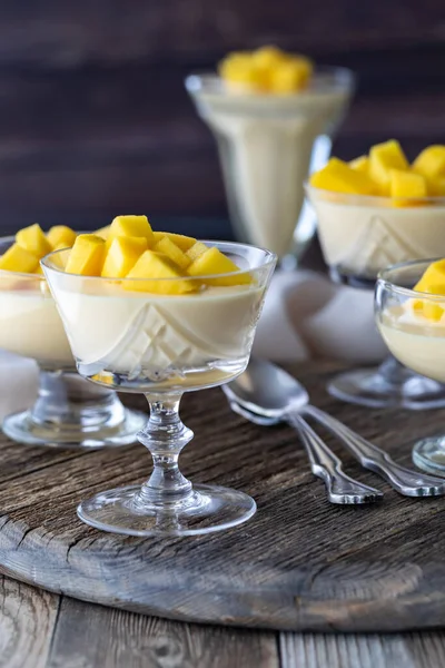 Mehrere Mango-Mousse-Dessertparfaits zum Teilen bereit. — Stockfoto