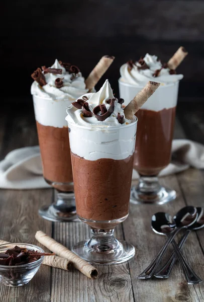 Nahaufnahme von drei Schokoladenmousse-Dessertparfaits zum Essen bereit. — Stockfoto