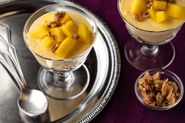 Nahaufnahme von Mango-Mousse-Dessertparfaits mit Müsli zum Essen. — Stockfoto